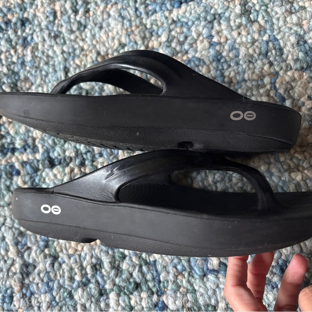 OOFOS Black Flip Flop Slide Sandals - Picture 4 of 6